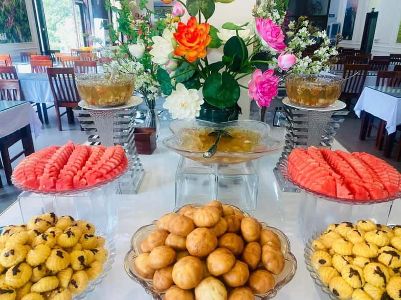 Luxury Limousine Tour: Hoa Lu, Trang An/Tam Coc & Mua Cave - Guides and how they shape the day