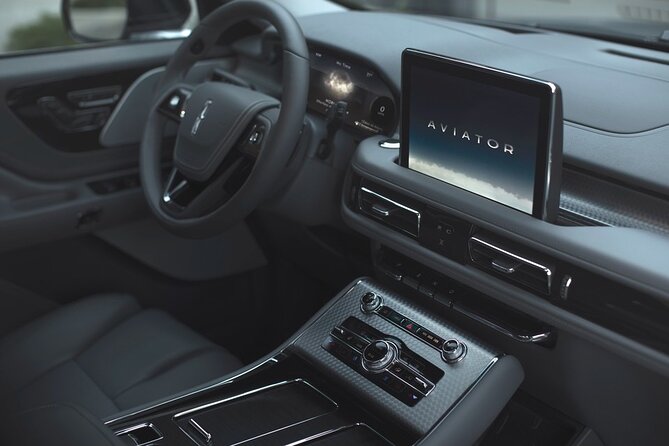 Luxury Sedan O'Hare/Midway Airport (Curbside) <-> Chicago Ony Way - Inside the sedan: useful limits and simple comforts