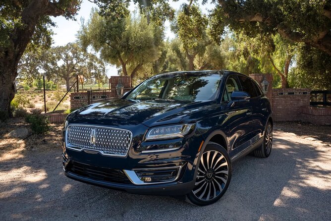 Luxury Sedan O'Hare/Midway Airport (Curbside) <-> Chicago Ony Way - Who should book this sedan transfer?
