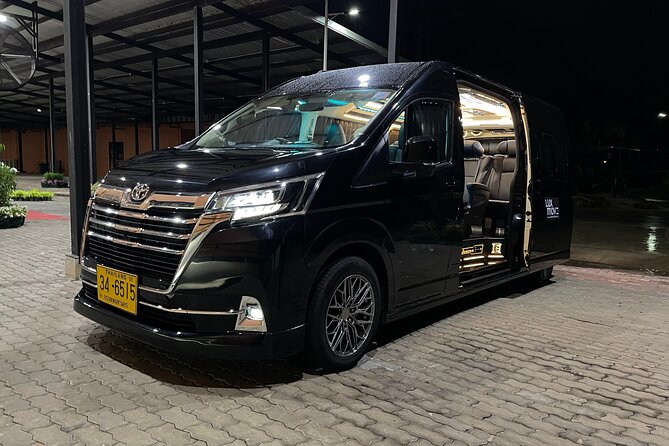 Luxury Transfers, Bangkok Airport ⇄ Hotel - Meeting your chauffeur after landing