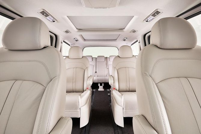 Luxury Van, Private Transfer, Cairns Airport - Cairns City - Finding your driver after landing