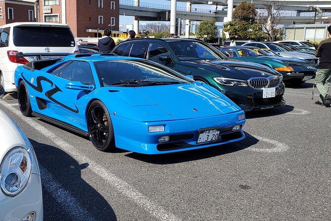 Luxury van Ride to famous car meet up spot Daikoku - What the small group setup feels like