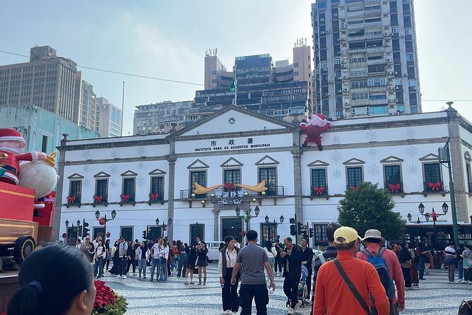 Macau Private Tour with Toyota Alphard luxury MPV limousines - Wynn and the Venetian show Macau’s resort side