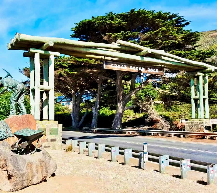 Melbourne Great Ocean Rd Reverse Tour London Bridge Wildlife - Loch Ard Gorge brings the coast’s darker story