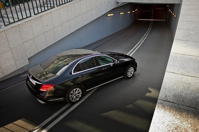 Mercedes E Class black cab Kraków - A calm start at Kraków Airport