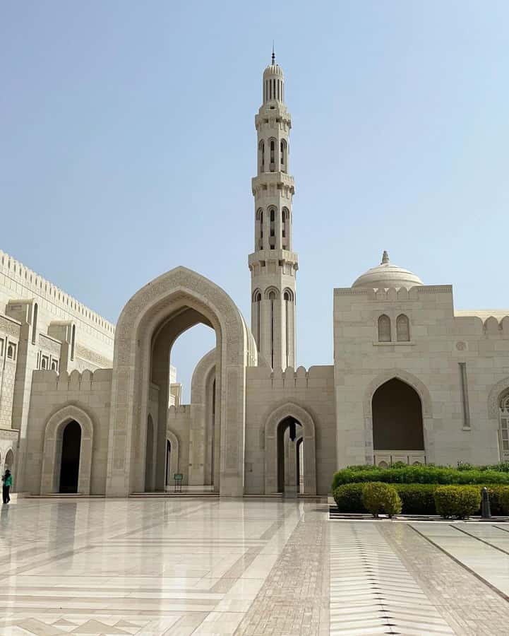 Muscat City Tour and life with Omani Guy ( luxury car). - A useful five-hour introduction to Muscat