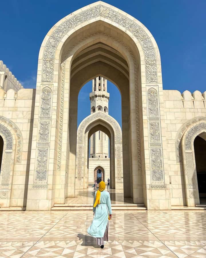Muscat City Tour and life with Omani Guy ( luxury car). - What the private luxury car adds
