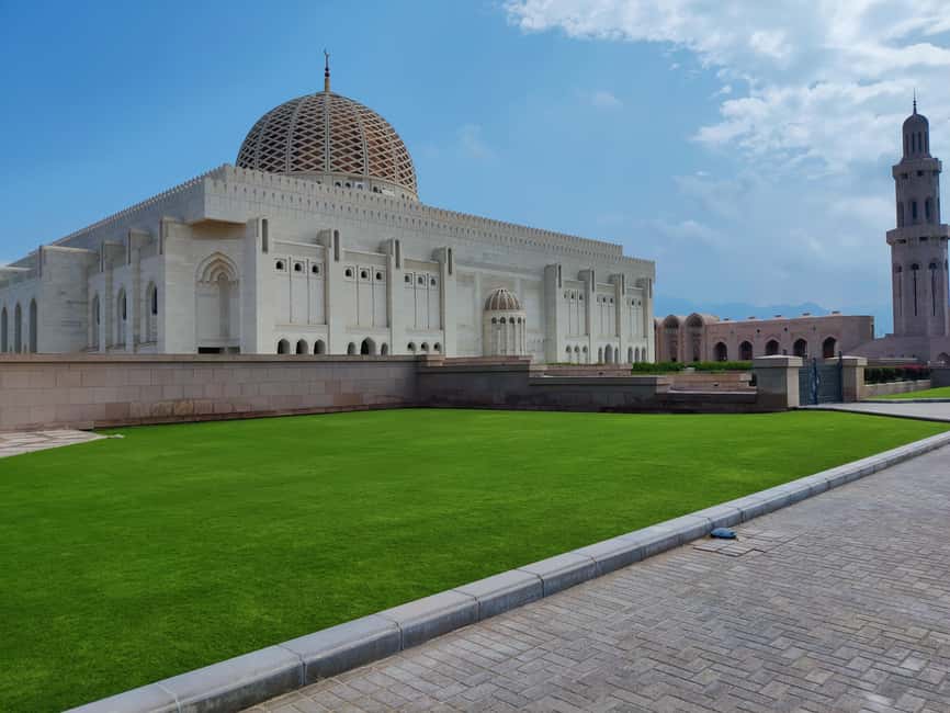 Muscat: Full-Day Private City Tour by luxury Car with Guide - Why this private Muscat tour works well
