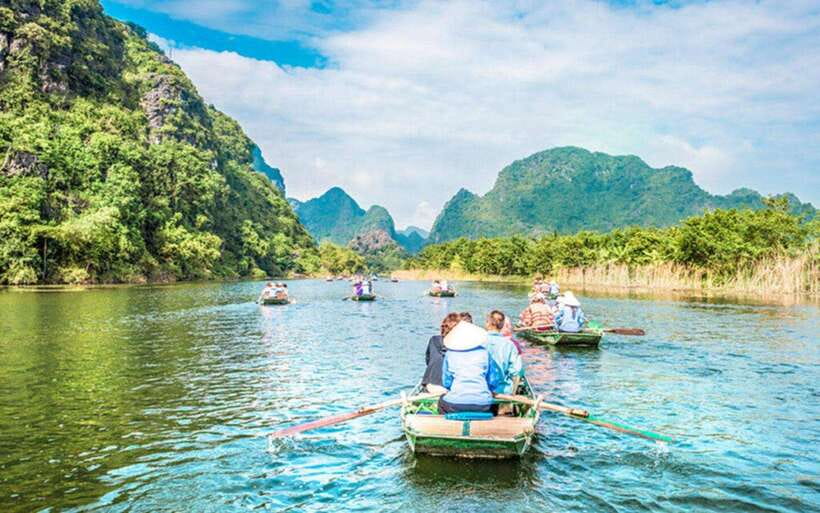 Ninh Binh: Hoa Lu Mua Cave Trang An on Limousine and Cycling - The two-hour limousine ride from Hanoi