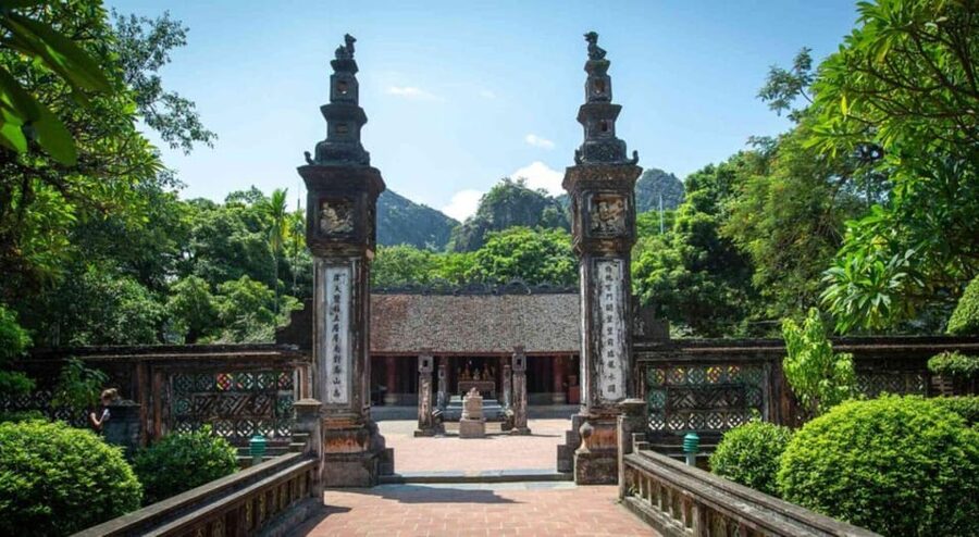 Ninh Binh: Hoa Lu Mua Cave Trang An on Limousine and Cycling - Climbing nearly 500 steps at Mua Cave