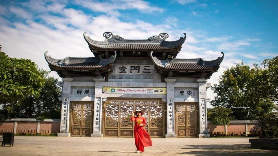 Ninh Binh: Hoa Lu Tam Coc Hang Mua on Limousine and Cycling - Guide service and communication