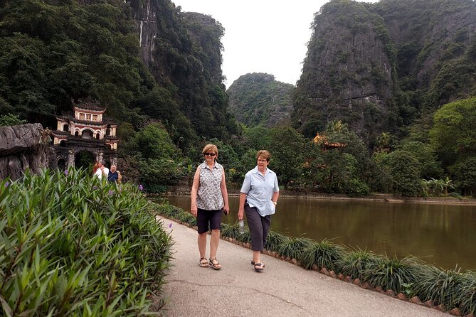 Ninh Binh Luxury Day Tour by Limousine- Small Group- All included - Climbing Mua Cave’s lying dragon mountain