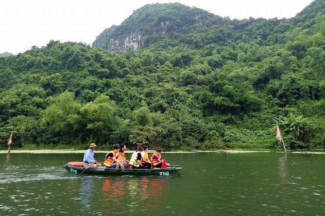 Ninh Binh Tour Hoa Lu Tam Coc Full Day: Biking,Boating,Tickets,Lunch, Limousine - Hoa Lu and the temples of King Dinh and King Le