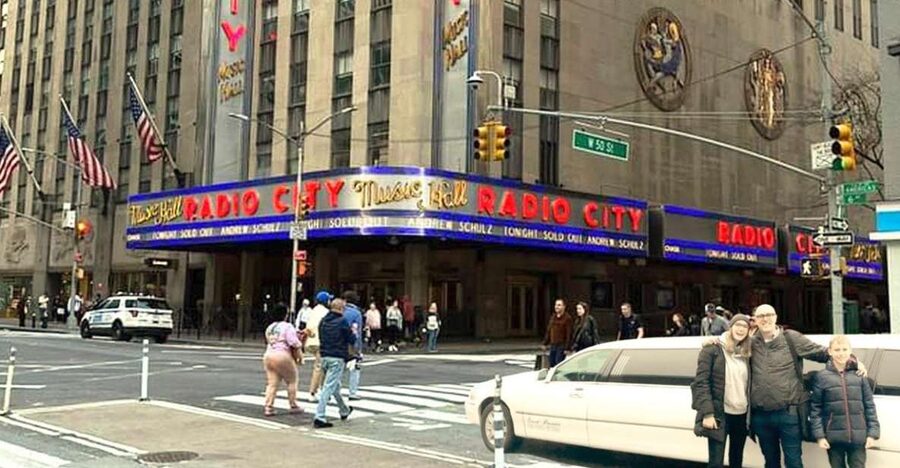 NYC: Private Home Alone 2 Stretch Limousine Tour with Pizza - A movie tour that feels like a family occasion