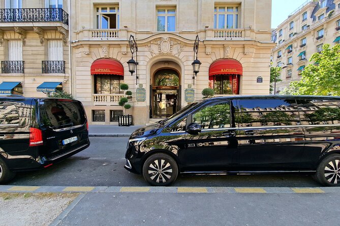 Paris Airport Transfer: Paris Airport CDG to Paris by Luxury Van - Finding the driver at Charles de Gaulle