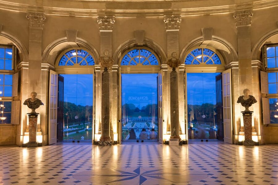 Paris: Candlelit Dinner at Vaux-le-Vicomte by Limousine - A three-course dinner at Les Charmilles