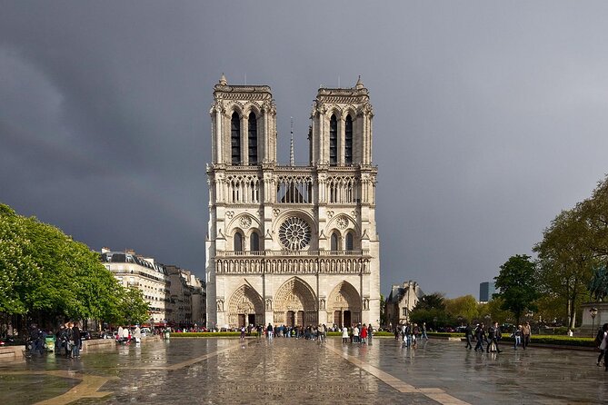 Paris highlights sightseeing tour with private Transportation - The Eiffel Tower and Trocadéro views
