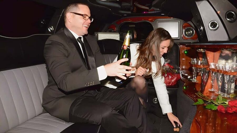 Paris: Romantic Limousine Tour - The best departure times for the Eiffel Tower reveal