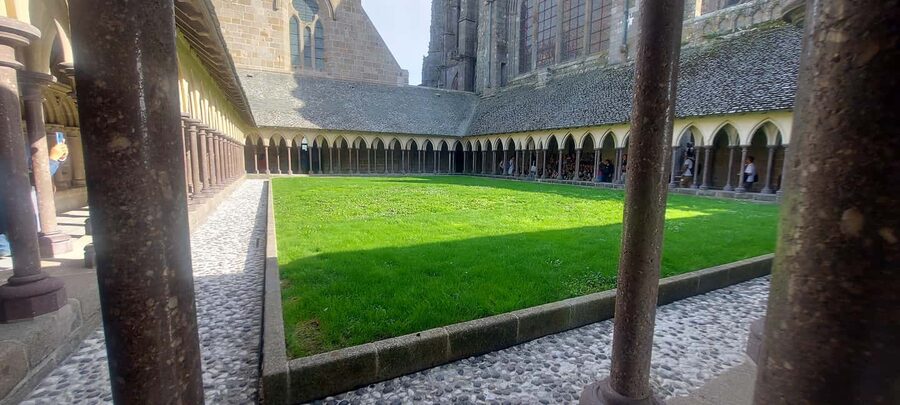 Paris to Mont Saint-Michel Day Trip in luxury van Live Guide - Lunch, regional food, and 1.5 hours of free time