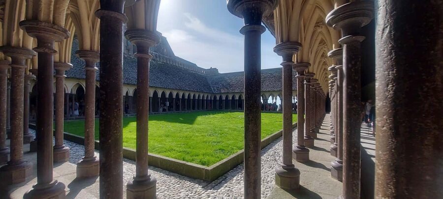 Paris to Mont Saint-Michel Day Trip in luxury van Live Guide - Is $294 a fair price?