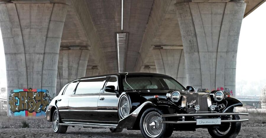 Prague: 1-Hour Vintage Limousine Rental - A one-hour limousine room on wheels