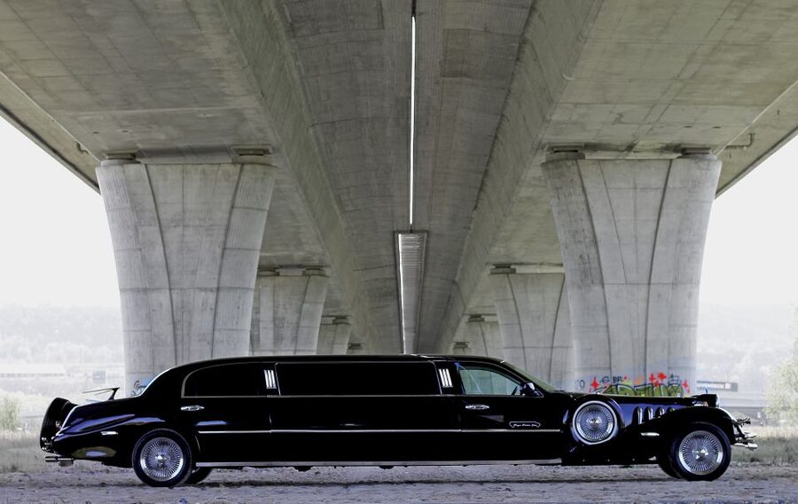 Prague: 1-Hour Vintage Limousine Rental - The photo stop needs a little planning