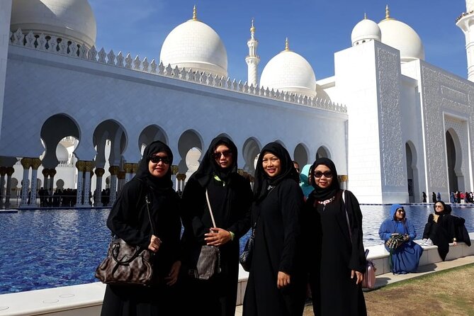 Private Abu Dhabi sightseeing Tour by luxury minivan 6X person - Marina Mall: your built-in meal and rest stop