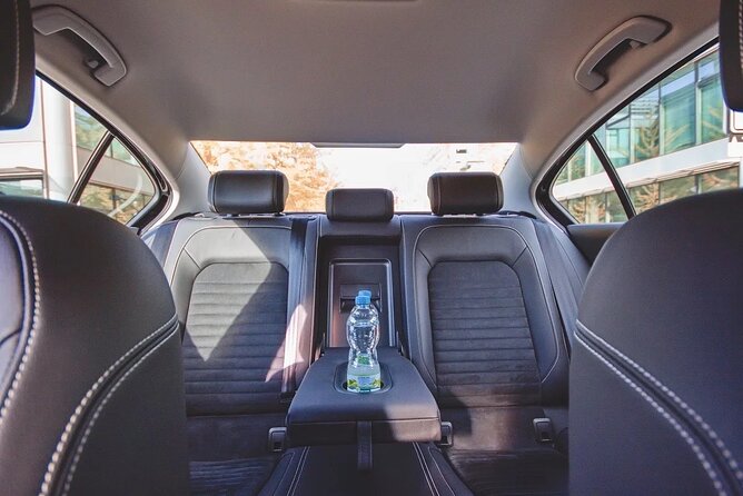Private ARRIVAL Transfer by LIMOUSINE 3+1pax - Meeting your driver at Václav Havel Airport