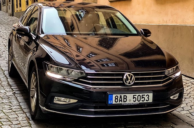Private ARRIVAL Transfer by LIMOUSINE 3+1pax - The biggest strength: an easy first hour in Prague