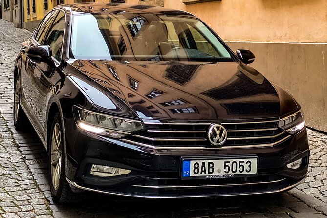 Private ARRIVAL Transfer by LIMOUSINE 3+1pax - The 30-minute ride into Prague