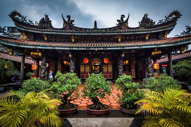Private Car: 8 Hour Highly Customized Taipei City Exploration! - Taipei Confucius Temple: quiet detail in a busy city