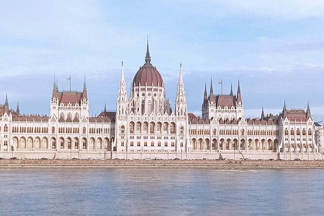 Private car or minivan transfer from Budapest to Prague or back - A private road link between Budapest and Prague