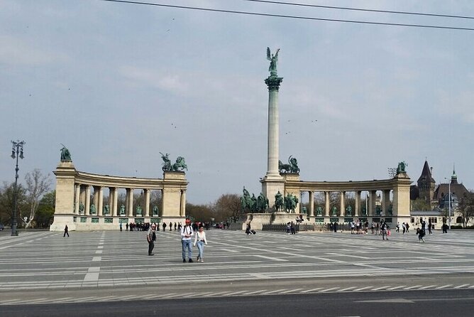 Private car or minivan transfer from Budapest to Prague or back - Who should book this transfer?