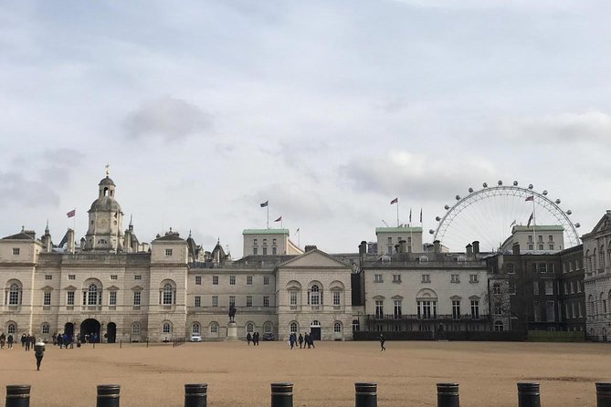 Private Chauffeur at your Disposal in London - Price, group size, and practical value
