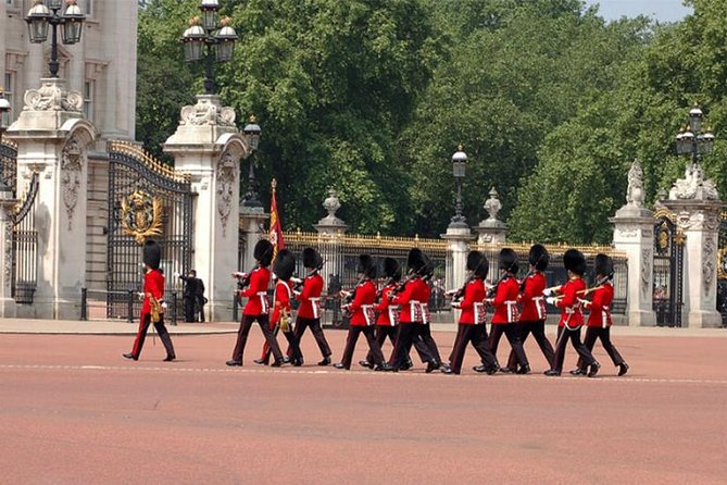 Private Chauffeured Luxury Range Rover at Your Disposal in London Full Day - Chauffeur versus professional guide