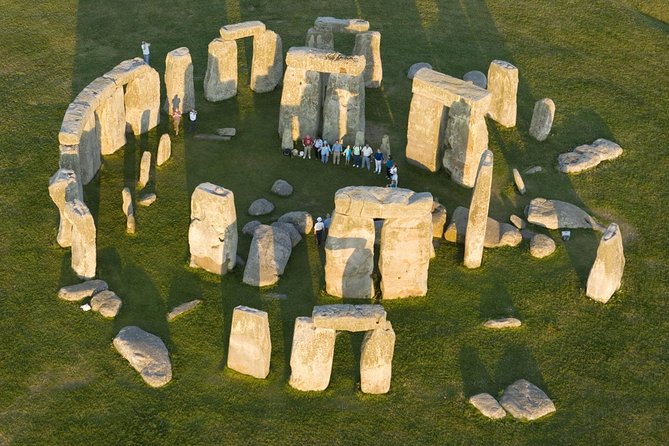 Private driver guided tour Stonehenge - Lunch at the Wheatsheaf in Lower Woodford