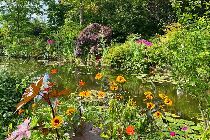 Private Giverny Monet’s House & Gardens Half-Day Tour from Paris - Choosing between a guided visit and a driver-only option