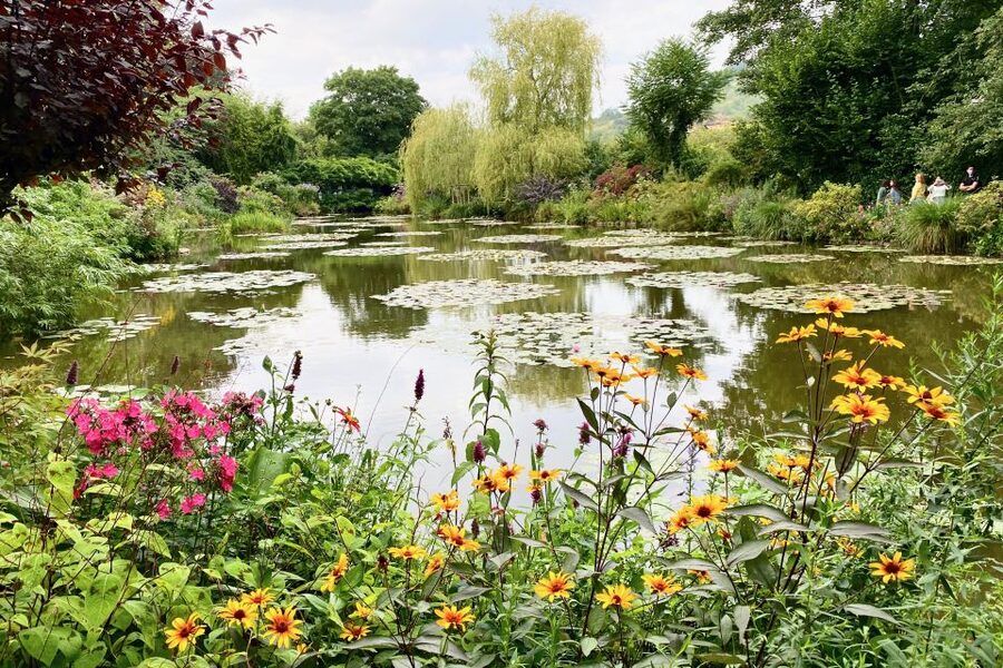 Private Giverny Monet’s House & Gardens Trip from Paris - Choosing a live guide or a self-guided visit