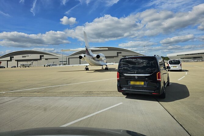 Private limo transfers Gatwick Airport to/from any London hotel - The drive from Gatwick to your London hotel