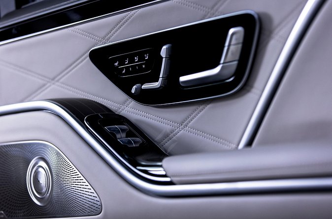 Private sightseeing tour with a luxury sedan - Mercedes-Maybach - Chilehaus and the sharp edge of Brick Expressionism