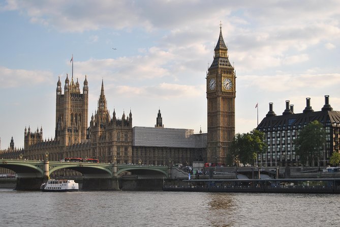 Private Tour: Chauffeur-Driven Sightseeing Tour of London - A private car view of London in four hours