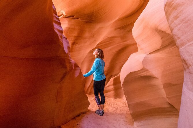 PRIVATE Tour to Antelope Canyon/Horseshoe Bend - Entering Antelope Canyon with a Navajo guide