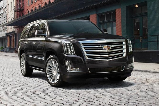 Private Transfer: Dubai Airport DXB to Dubai City in Luxury SUV - The luxury SUV and passenger space