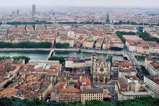 Private Transfer: Port of LYON to Lyon Airport LYS in Luxury Van - The port meet and greet, step by step