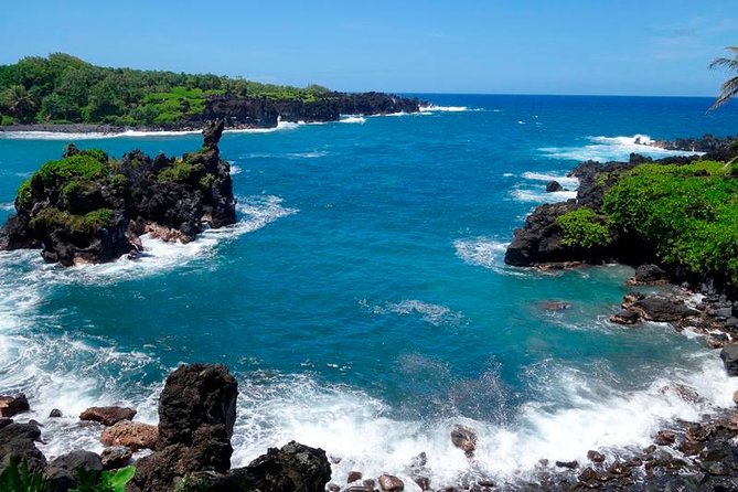 Road to Hana in Mercedes Van: Waterfalls and Black Sand Beach - Paʻia and Hoʻo kipa begin the morning