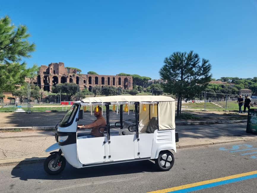 Rome: Electric Tuk-Tuk photo experience with driver - The Colosseum and Circus Maximus