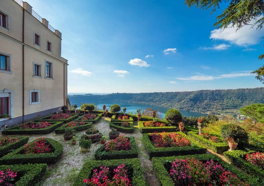 Rome: Private 4h trip with driver Castelli Romani and Lakes - Nemi, shopping, and a quick food stop