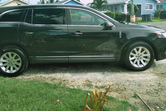 Round trip Airport Private Transfer (Nassau Limousine) - A calm first step after landing in Nassau