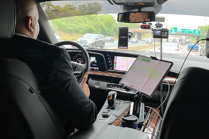 Royal Limo Services - Chicago Executive Limo Service - Meeting the chauffeur at the pickup point