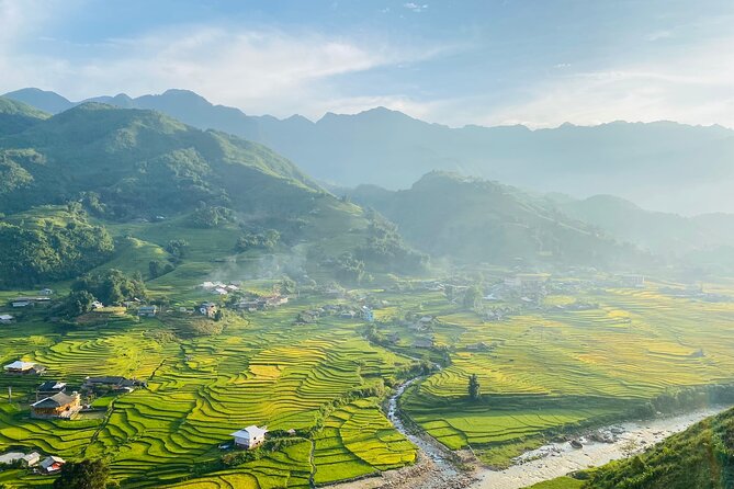 Sapa 3D2N Homestay and Hotel Experience by Limousine Bus - The early bus from Hanoi to Sapa